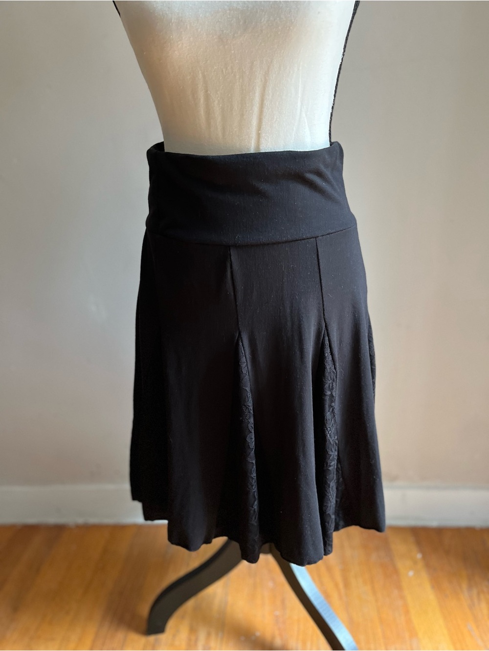 Joe Benbassett Black fit& Flared Women's Skirt/ lace inserts/medium/pull on